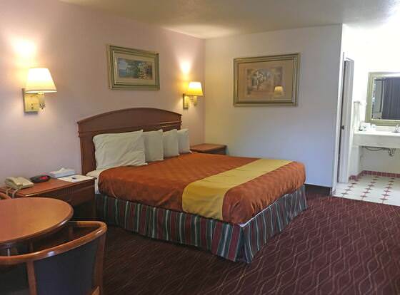 Americas Best Value Inn Pico Rivera Los Angeles E allows check-in for 18 year-old guests