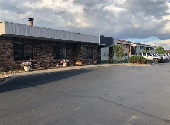 Hotel Glendive - Yellowstone River allows check-in for 18 year-old guests