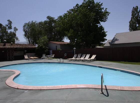 Vagabond Inn Bishop allows check-in for 18 year-old guests