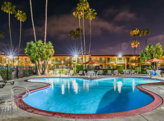 Vagabond Inn Costa Mesa allows check-in for 18 year-old guests