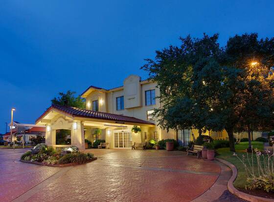 La Quinta Inn by Wyndham Pittsburgh Airport allows check-in for 18 year-old guests