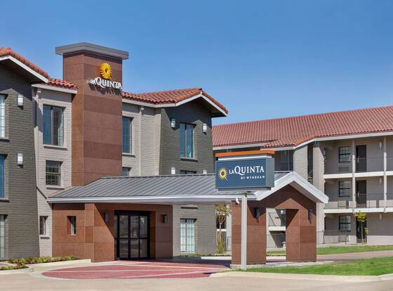 La Quinta Inn by Wyndham Temple allows check-in for 18 year-old guests