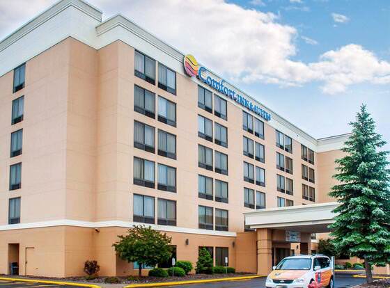 Comfort Inn & Suites Watertown - 1000 Islands allows check-in for 18 year-old guests