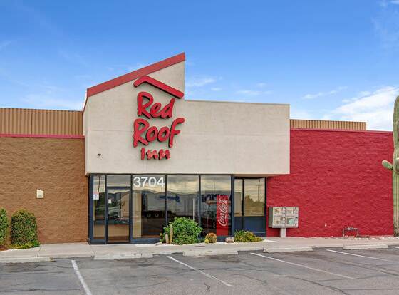 Red Roof Inn Tucson South - Airport allows check-in for 18 year-old guests