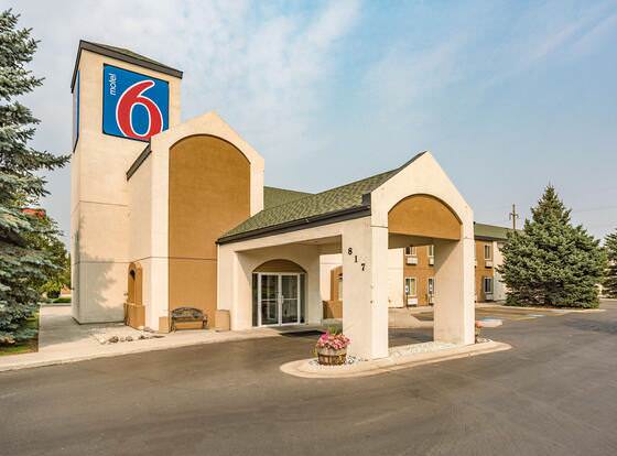 Motel 6 Bozeman, MT allows check-in for 18 year-old guests