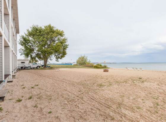 Ramada by Wyndham Mackinaw City Waterfront allows check-in for 18 year-old guests