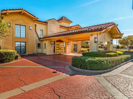 Motel 6 Monroe, LA allows check-in for 18 year-old guests