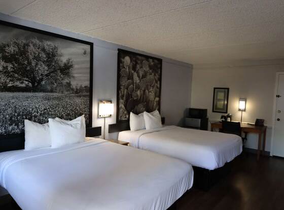 Super 8 by Wyndham Austin South / I-35 allows check-in for 18 year-old guests