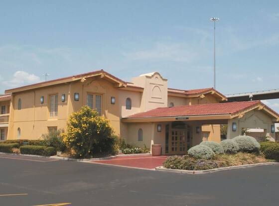 La Quinta Inn by Wyndham Austin University Area allows check-in for 18 year-old guests