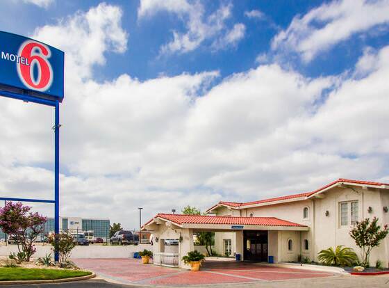 Motel 6 Austin, TX - Midtown allows check-in for 18 year-old guests