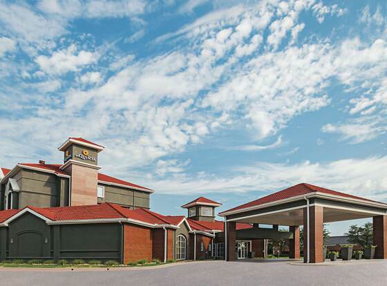 La Quinta Inn & Suites by Wyndham Fort Worth City View allows check-in for 18 year-old guests