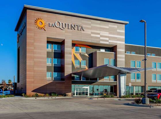 La Quinta Inn & Suites by Wyndham San Antonio Alamo City allows check-in for 18 year-old guests