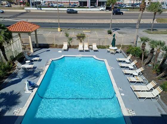 Palm Bliss Hotel Corpus Christi South allows check-in for 18 year-old guests