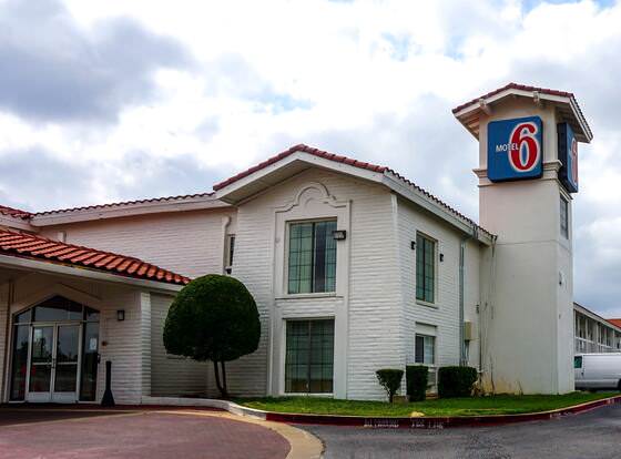 Motel 6 Euless, TX - DFW West allows check-in for 18 year-old guests