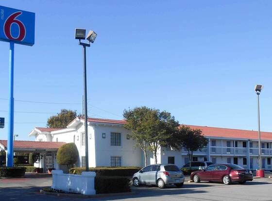 Motel 6 Garland, TX - Garland - Northwest Hwy allows check-in for 18 year-old guests