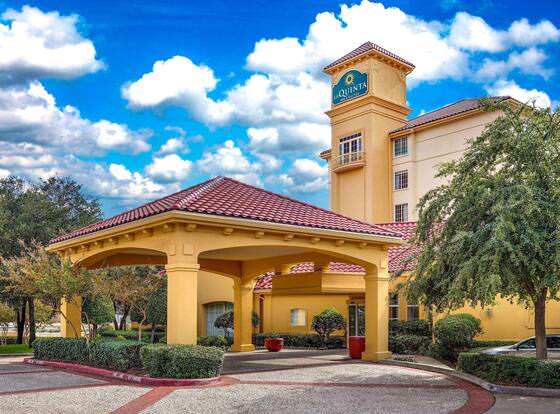 La Quinta Inn & Suites by Wyndham Dallas North Central allows check-in for 18 year-old guests