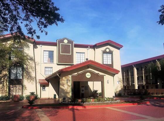 Red Roof Inn & Suites Houston - Hobby Airport allows check-in for 18 year-old guests