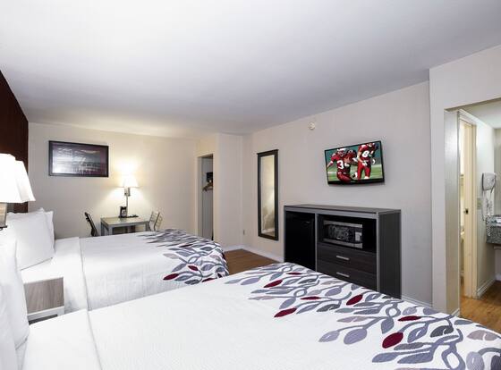 Red Roof Inn Houston North - FM1960 & I-45 allows check-in for 18 year-old guests