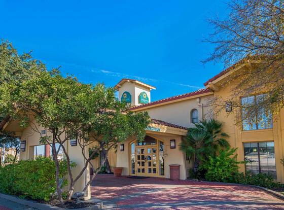 La Quinta Inn by Wyndham San Antonio I-35 N at Rittiman Rd allows check-in for 18 year-old guests