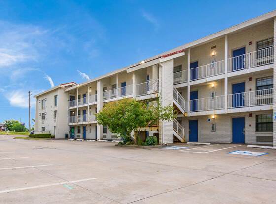 Econo Lodge allows check-in for 18 year-old guests