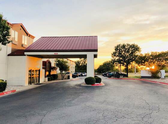 Red Roof Inn Austin - Round Rock allows check-in for 18 year-old guests
