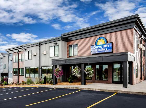 Days Inn & Suites by Wyndham Duluth by the Mall allows check-in for 18 year-old guests