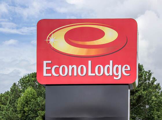 Econo Lodge allows check-in for 18 year-old guests