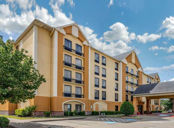 Comfort Inn Hwy. 290/NW allows check-in for 18 year-old guests