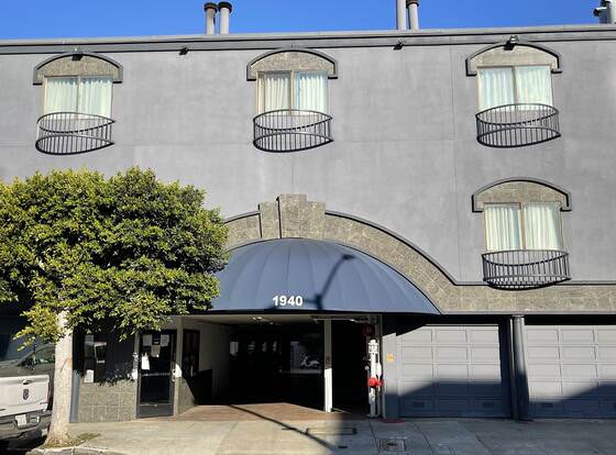 Howard Johnson by Wyndham San Francisco Marina District allows check-in for 18 year-old guests