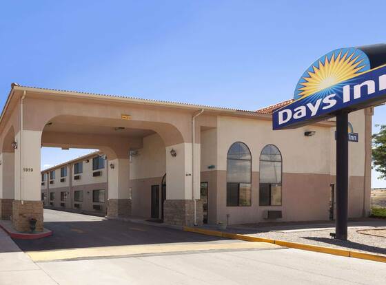 Days Inn by Wyndham Los Lunas allows check-in for 18 year-old guests