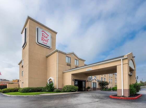 Red Roof Inn Houston - IAH Airport/JFK BLVD allows check-in for 18 year-old guests
