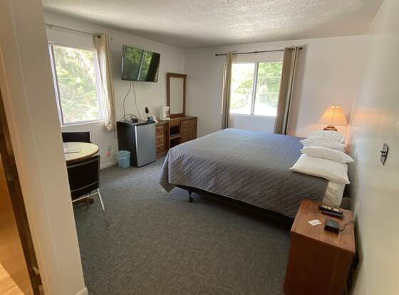 Villa Moderne Motel allows check-in for 18 year-old guests