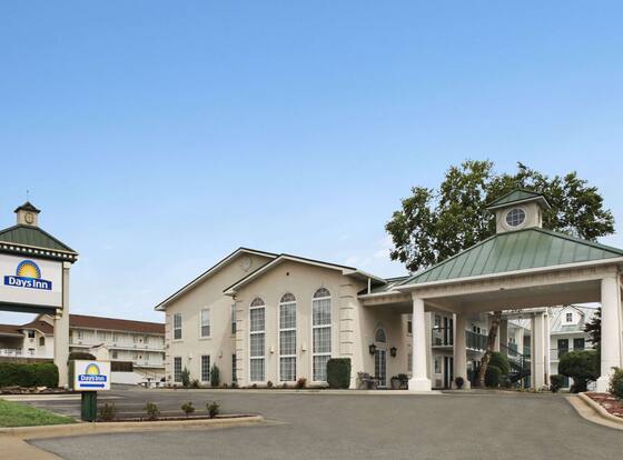 Days Inn by Wyndham Branson/Near the Strip allows check-in for 18 year-old guests