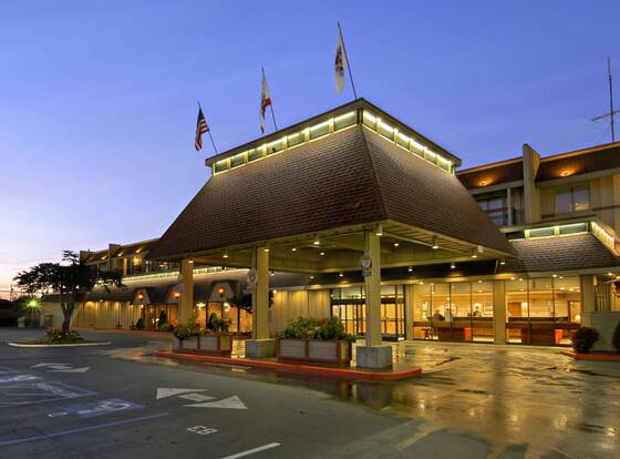 Red Lion Hotel Eureka allows check-in for 18 year-old guests