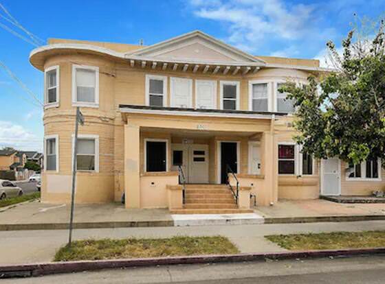 Pads on Pasadena Ave allows check-in for 18 year-old guests