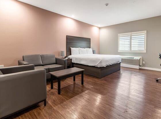 Scottish Inns & Suites Houston, TX allows check-in for 18 year-old guests