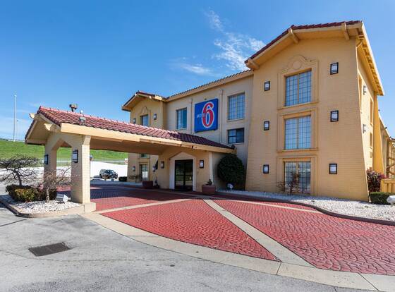 Motel 6 Knoxville, TN allows check-in for 18 year-old guests