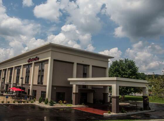 Hampton Inn Summersville allows check-in for 18 year-old guests