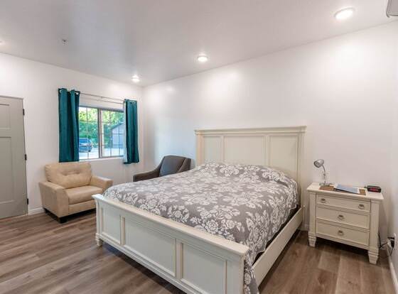 Hurricane Hideaway Lodging allows check-in for 18 year-old guests