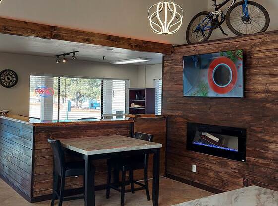 Manitou Cog Lodge Inc dba Manitou Inn allows check-in for 18 year-old guests