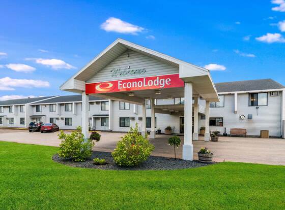 Econo Lodge Duluth near Miller Hill Mall allows check-in for 18 year-old guests