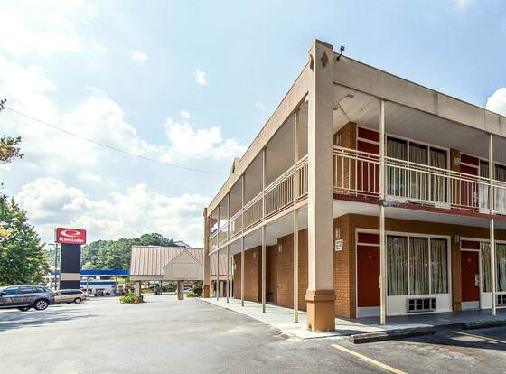 Econo Lodge allows check-in for 18 year-old guests