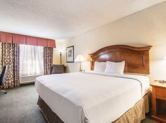 Red Lion Hotel Portland Airport allows check-in for 18 year-old guests