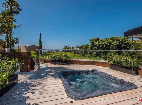 Villa Abstract allows check-in for 18 year-old guests