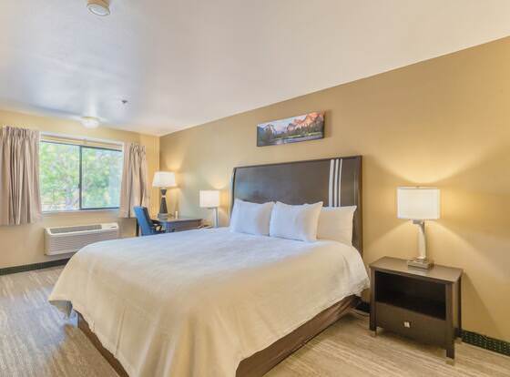 The Oakhurst Inn at Yosemite allows check-in for 18 year-old guests