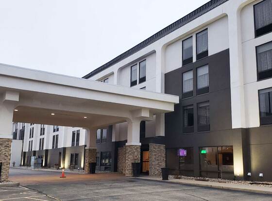 Extended Stay America Suites - Springfield allows check-in for 18 year-old guests