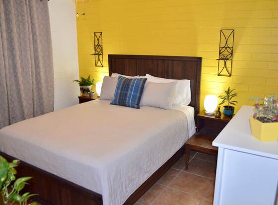 Sassy 3 Bedroom House allows check-in for 18 year-old guests