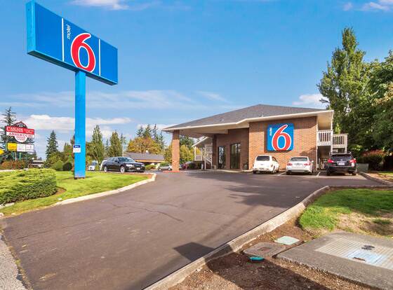 Motel 6 Vancouver, WA allows check-in for 18 year-old guests