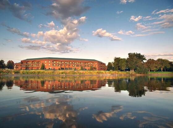 Hampton Inn Richland/Tri-Cities allows check-in for 18 year-old guests