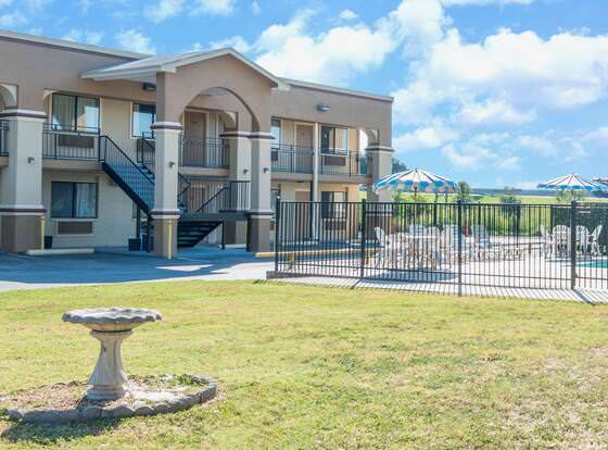 Days Inn by Wyndham San Marcos allows check-in for 18 year-old guests